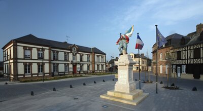 Centre bourg d'Epaignes - Vue de la mairie